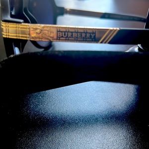 SALE 😎😎New aviator sunglasses Sorry but price is firm.